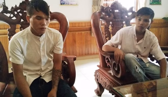 Hai em Huy (trái) và Hưng đang kể lại vụ việc với phóng viên