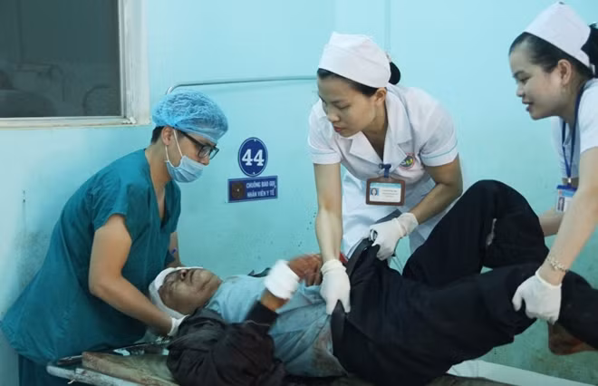 Các nạn nhân bị thương được đưa vào cấp cứu tại bệnh viện