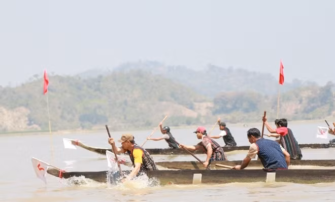 Sau phần thi đua voi là phần thi đua thuyền độc mộc