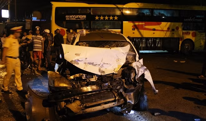 Sau cú tông, chiếc xe taxi bị vỡ nát phần đầu