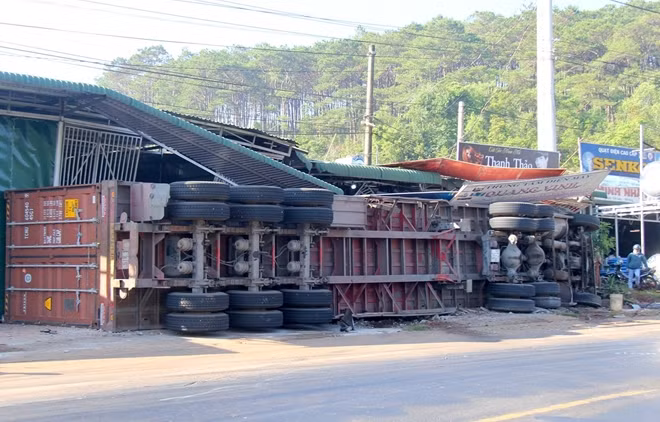 Sau khi gây tai nạn, chiếc Conteiner tông vào nhà dân rồi lật nhào