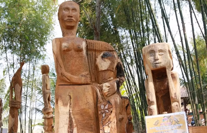 Bằng những công cụ thô sơ như rìu, dao, đục...mà những khúc gỗ tưởng chừng như vô tri, vô giác, dưới đôi tay tài hoa và trí tưởng tượng phong phú của những người nghệ nhân đã trở thành những vật có hồn