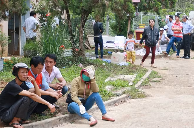 Người thân đang chờ để đón thi thể các nạn nhân tại nhà tang lễ Bệnh viện Gia Lai
