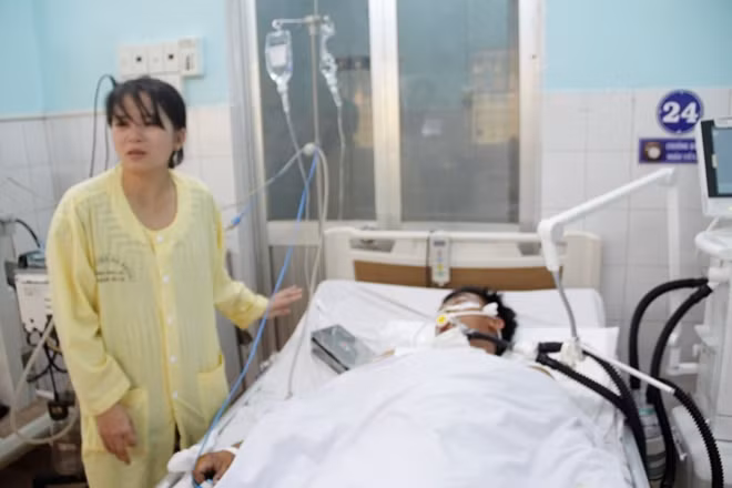 Các cơ quan, ban ngành đến thăm hỏi, động viên các nạn nhân tại bệnh viện