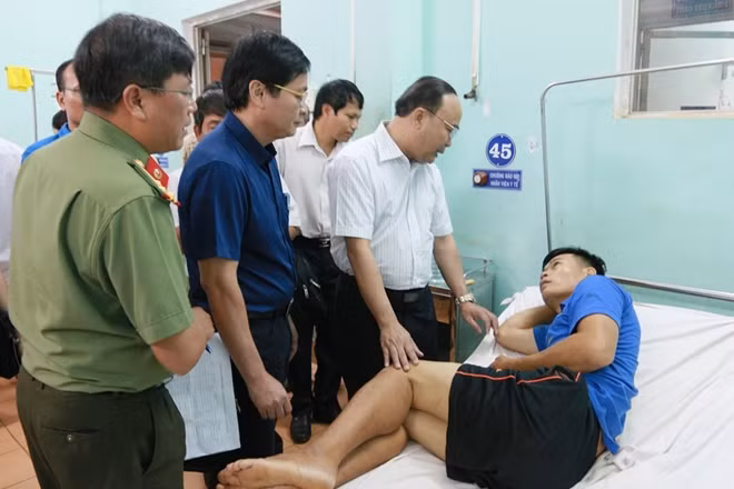 Các cơ quan, ban ngành đến thăm hỏi, động viên các nạn nhân tại bệnh viện