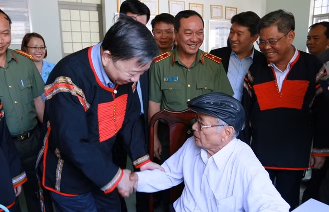 Bộ trưởng Tô Lâm ân cần thăm hỏi, động viên người dân tại buổi tặng quà.