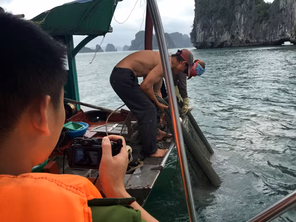 Phương tiện sử dụng kích diện đánh bắt thủy sản trái phép. Phương tiện sử dụng kích diện đánh bắt thủy sản trái phép.