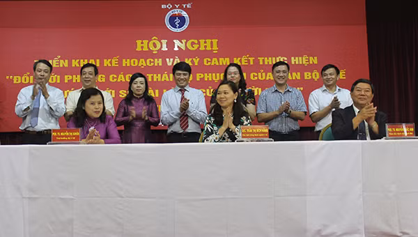 Ký cam kết về “Đổi mới phong cách, thái độ phục vụ của cán bộ y tế hướng tới sự hài lòng của người bệnh”.
