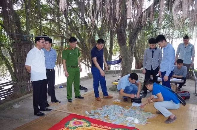 Phòng Cảnh sát Hình sự Công an tỉnh Hưng Yên đã phối hợp với Phòng Cảnh sát cơ động Công an tỉnh và Công an huyện Khoái Châu bất ngờ đột kích vào tụ điểm đánh bạc tại huyện Khoái Châu với quy lớn nhất kể từ nhiều năm nay, bắt giữ 42 đối tượng, thu tổng số 368.400.000đ