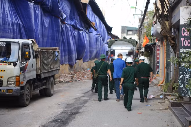 Trước đó vào hôm qua (4-9), khu nhà xưởng bị cháy của Công ty Rạng Đông đã được tiến hành quây bạt.