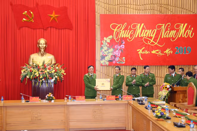 Thứ trưởng Lê Quý Vương tặng quà CBCS Văn phòng Cơ quan CSĐT Bộ Công an