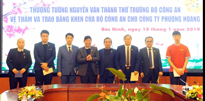 Ông Nguyễn Văn Hùng, Chủ tịch Hội đồng Quản trị Công ty Phượng Hoàng trao quà tặng các cá nhân có nhiều đóng góp vào thành công của công ty năm 2018.