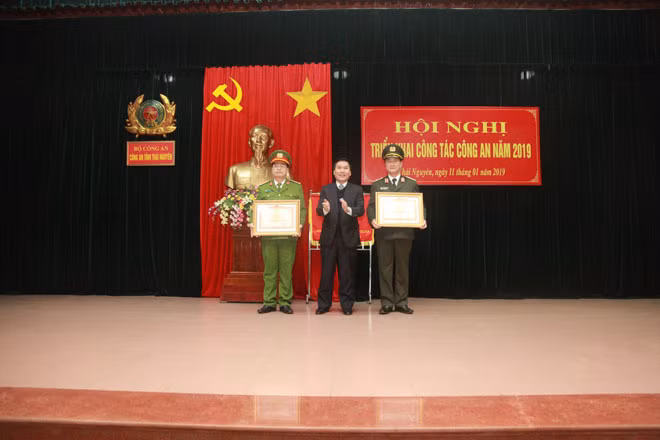 Đồng chí Vũ Hồng Bắc - Chủ tịch UBND tỉnh trao Bằng khen của Thủ tướng cho đ/c Thiếu tướng Nguyễn Như Tuấn - Giám đốc Công an tỉnh và đ/c Đại tá Đặng Đức Đang - Phó Giám đốc Công an tỉnh