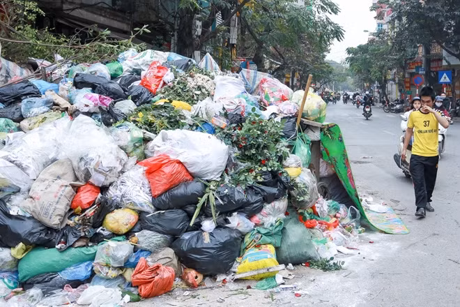 Rác chất đầy đường ùn ứ trong nội đô do người dân địa phương phong toả các xe vào đổ rác tại bãi rác Nam Sơn.