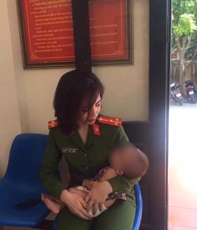 Bé gái 7 tháng tuổi đang được chăm sóc tại CA phường Phú Thượng. Bé gái 7 tháng tuổi đang được chăm sóc tại CA phường Phú Thượng.