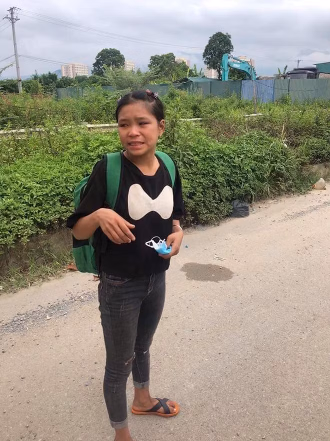 Lý Thị Hiền trên đường gom Đại lộ Thăng Long