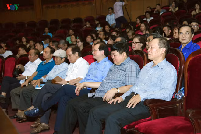 Đông đảo các quan khách và nghệ sỹ đến dự lễ tổng duyệt vở "Ngàn năm mây trắng" tại Nhà hát chèo Việt Nam Đông đảo các quan khách và nghệ sỹ đến dự lễ tổng duyệt vở "Ngàn năm mây trắng" tại Nhà hát chèo Việt Nam
