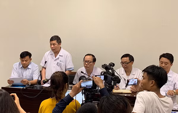 TS Tạ Anh Tuấn thông tin tại buổi họp báo.
