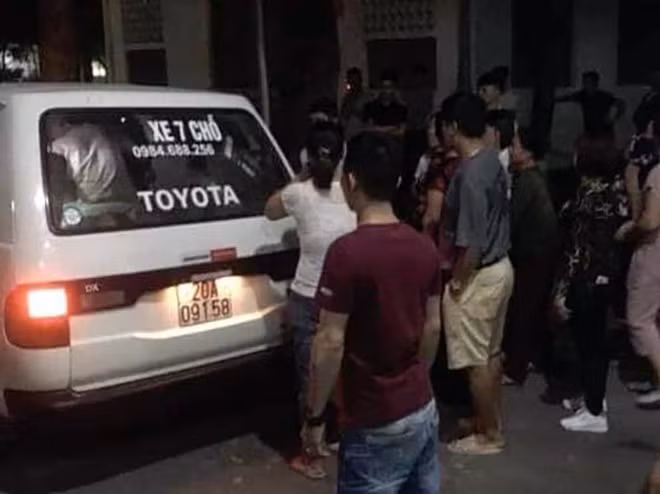 Xe cứu thương đến đưa nạn nhân đi bệnh viện. Xe cứu thương đến đưa nạn nhân đi bệnh viện.