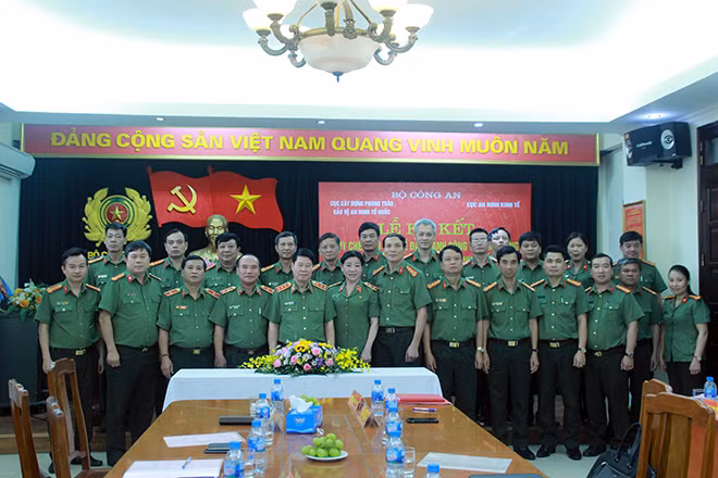 Thứ trưởng Bùi Văn Nam chụp ảnh lưu niệm với các đại biểu Thứ trưởng Bùi Văn Nam chụp ảnh lưu niệm với các đại biểu