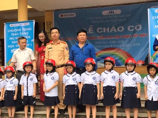 CSGT tặng mũ bảo hiểm cho học sinh ở thị trấn Xuân Mai, Hà Nội