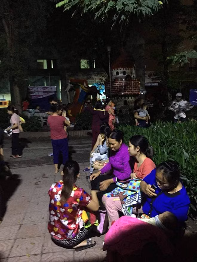 Bệnh nhân và người nhà bệnh nhận di chuyển ra ngoài.
