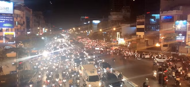 Vụ tai nạn khiến giao thông tắc nghẽn hai đầu cầu.