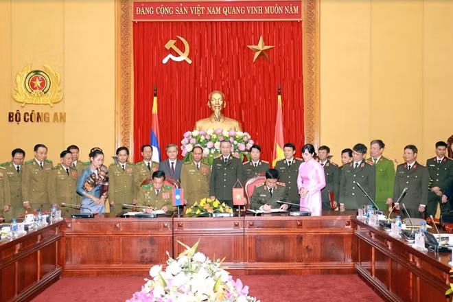 Bộ trưởng Tô Lâm; Bộ trưởng Vilay Lakhamphong chứng kiến các đơn vị thuộc hai Bộ ký kết hợp tác.