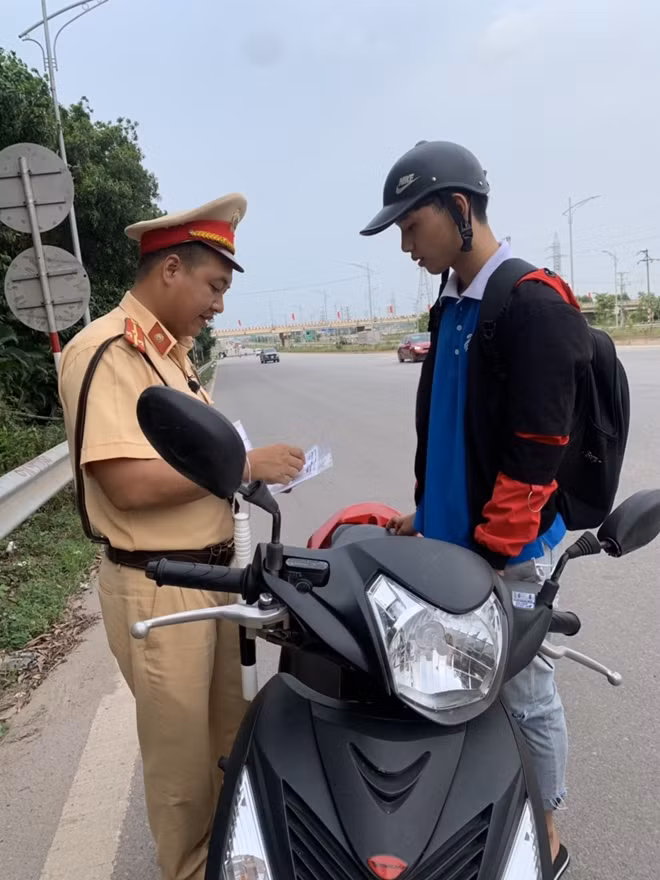 CSGT kiểm tra phương tiện xe máy