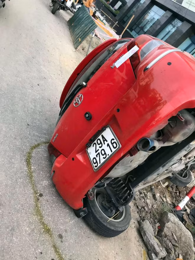 Ô tô Yaris mất lái đâm xe máy rồi lao vào cột điện lật nghiêng ảnh 1