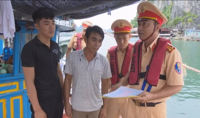 Tuyên truyền cho ngư dân đưa tàu vào bờ chống bão