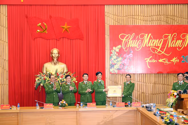 Thứ trưởng Lê Quý Vương tặng quà CBCS Cục CSĐT tội phạm về tham nhũng, kinh tế và chức vụ