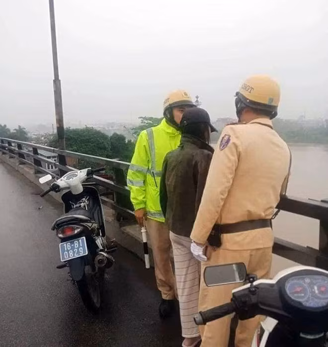 CSGT cứu một phụ nữ mang bầu định nhảy cầu tự tử.