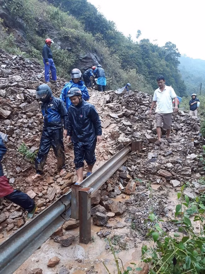 Sạt lở trên đường Hồ Chí Minh, nhánh Đông cầu treo Đakrông, xã Đakrông, huyện Đakrông, Quảng Trị đi A Lưới, Thừa Thiên-Huế