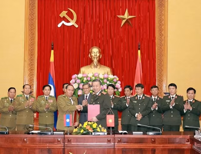 Bộ trưởng Tô Lâm; Bộ trưởng Vilay Lakhamphong ký vào trao Kế hoạch hợp tác năm 2019 giữa Bộ Công an Việt Nam và Bộ An ninh CHDCND Lào.