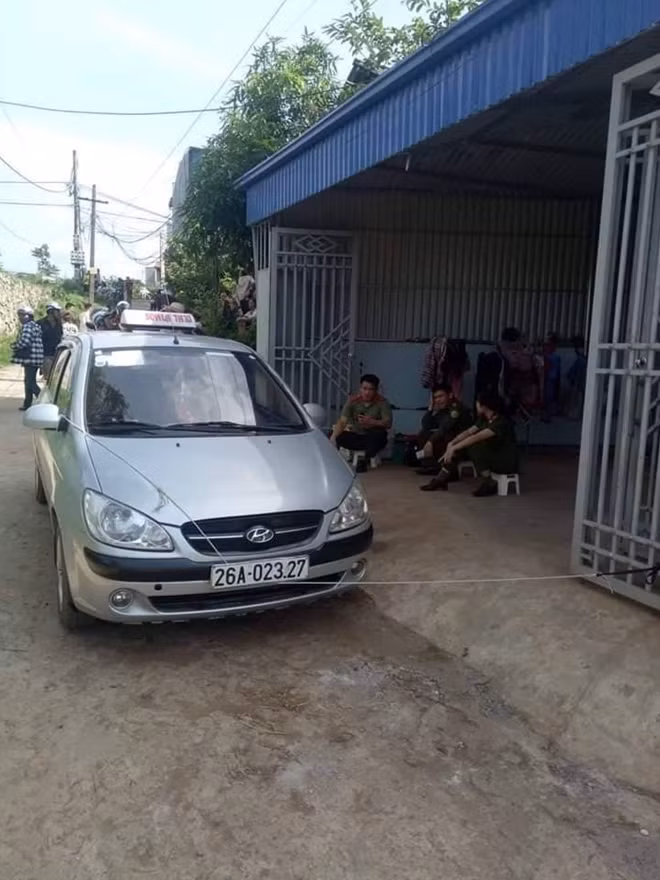 Chiếc taxi BKS 26A 023-27 đến nhà chị H