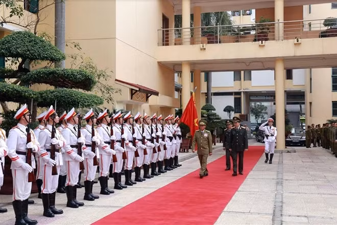 Bộ trưởng Tô Lâm; Bộ trưởng Vilay Lakhamphong duyệt Đội danh dự lực lượng Công an nhân dân Việt Nam.
