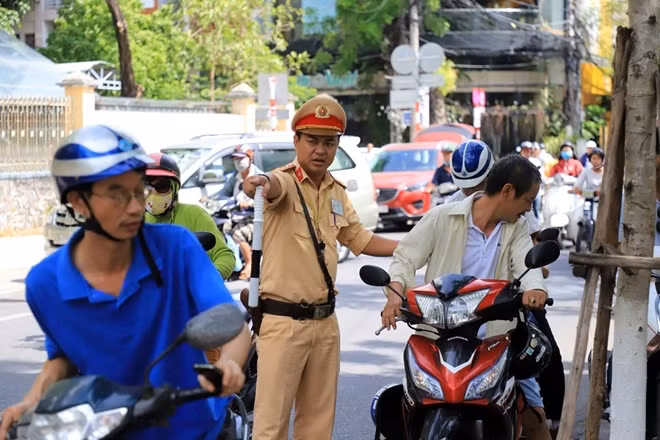 CSGT Công an TP. Đà Nẵng túc trực bảo đảm ATGT, sẵn sàng hỗ trợ thí sinh khi cần thiết, tuyệt đối không để thí sinh muộn thi vì lý do ùn tắc giao thông.