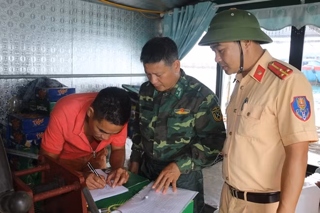 Cho ngư dân ký kết phòng chống bão