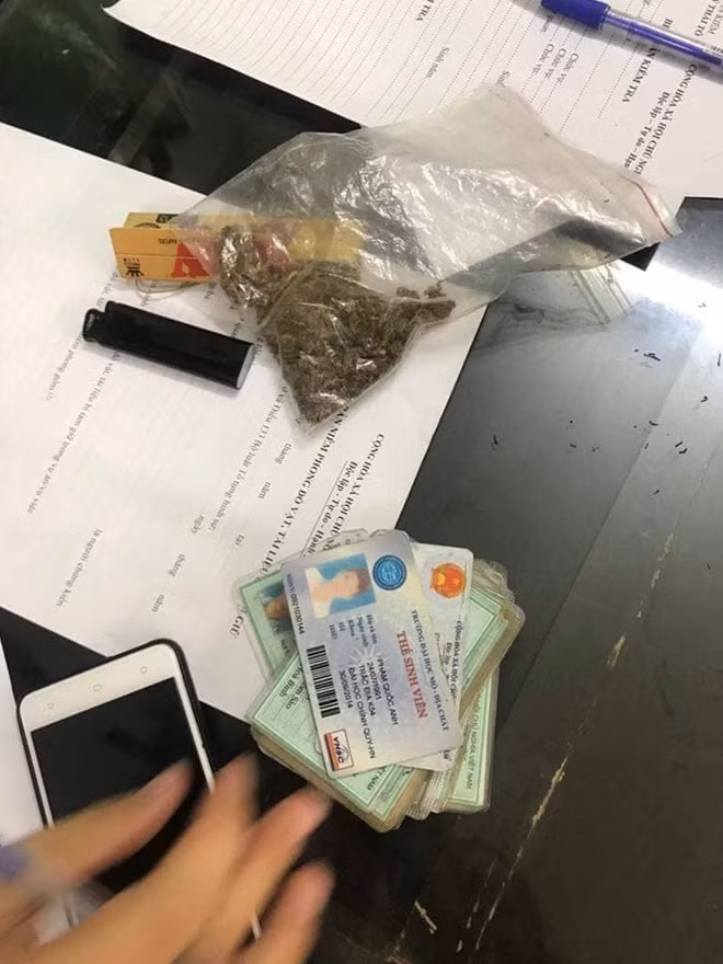 Ma túy và 16 CMND trong người đối tượng Tùng.