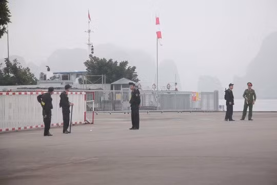 Nhiều tuyến đường như cao tốc Hạ Long - Hải Phòng, quốc lộ 18 và đường dẫn vào Khu du lịch quốc tế Tuần Châu đều có các chốt bảo vệ và điều phối, đảm bảo an ninh trật tự, chào đón phái đoàn cấp cao Triều Tiên tham quan vịnh Hạ Long. Ảnh: Dân trí. Nhiều tuyến đường như cao tốc Hạ Long - Hải Phòng, quốc lộ 18 và đường dẫn vào Khu du lịch quốc tế Tuần Châu đều có các chốt bảo vệ và điều phối, đảm bảo an ninh trật tự, chào đón phái đoàn cấp cao Triều Tiên tham quan vịnh Hạ Long. Ảnh: Dân trí.