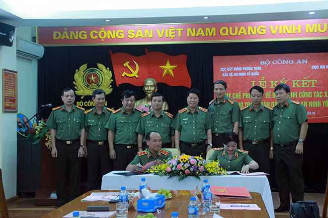 Thứ trưởng Bùi Văn Nam và đại diện lãnh đạo các đơn vị chứng kiến Lễ ký Quy chế phối hợp