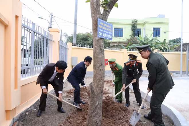 Đại diện các đồng chí lãnh đạo Công an tỉnh Hà Nam và lãnh đạo Thành ủy Phủ Lý trồng cây tại khuôn viên Công an phường Thanh Tuyền, TP. Phủ Lý (Hà Nam)