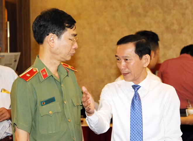 Ông Võ Thành Thống, Chủ tịch UBND TP Cần Thơ, trao đổi với Thiếu tướng Phạm Văn Miên, Tổng Biên tập Báo CAND, tại Hội nghị toàn quốc triển khai công tác năm 2019 của Hội Nhà báo Việt Nam ngày 19-4 vừa qua Ông Võ Thành Thống, Chủ tịch UBND TP Cần Thơ, trao đổi với Thiếu tướng Phạm Văn Miên, Tổng Biên tập Báo CAND, tại Hội nghị toàn quốc triển khai công tác năm 2019 của Hội Nhà báo Việt Nam ngày 19-4 vừa qua