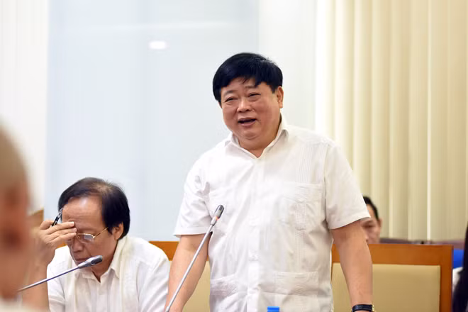 PGS-TS Nguyễn Thế Kỷ tại buổi ra mắt vở kịch thơ "Ngàn năm mây trắng" PGS-TS Nguyễn Thế Kỷ tại buổi ra mắt vở kịch thơ "Ngàn năm mây trắng"