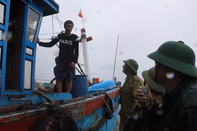 Công an huyện Cô Tô phát loa thông báo tàu thuyền di dời về nơi trú tránh bão