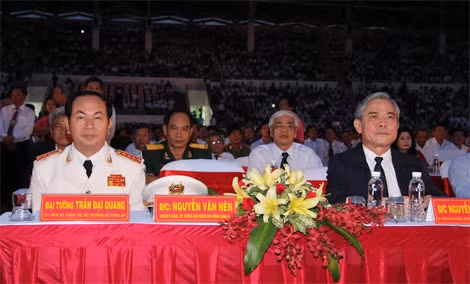 Đại tướng Trần Đại Quang, Ủy viên Bộ Chính trị, Bộ trưởng Bộ Công an cùng các đồng chí lãnh đạo dự lễ kỷ niệm. Đại tướng Trần Đại Quang, Ủy viên Bộ Chính trị, Bộ trưởng Bộ Công an cùng các đồng chí lãnh đạo dự lễ kỷ niệm.
