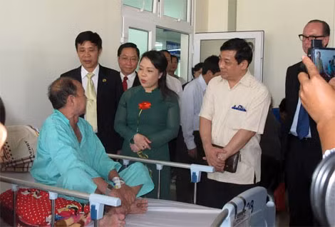 Bộ trưởng Bộ y tế Nguyễn Thị Kim Tiến thăm hỏi bệnh nhân tại Trung tâm Ung Bướu Chợ Rẫy. Bộ trưởng Bộ y tế Nguyễn Thị Kim Tiến thăm hỏi bệnh nhân tại Trung tâm Ung Bướu Chợ Rẫy.