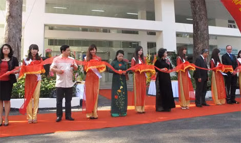 Lễ cắt băng khánh thành Trung tâm Ung bướu bệnh viện Chợ Rẫy chiều 30/4/2015. Lễ cắt băng khánh thành Trung tâm Ung bướu bệnh viện Chợ Rẫy chiều 30/4/2015.