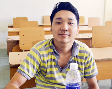 Thí sinh Vũ Văn Nội đến phòng thi với chiếc xe lăn thực hiện ước mơ của mình.